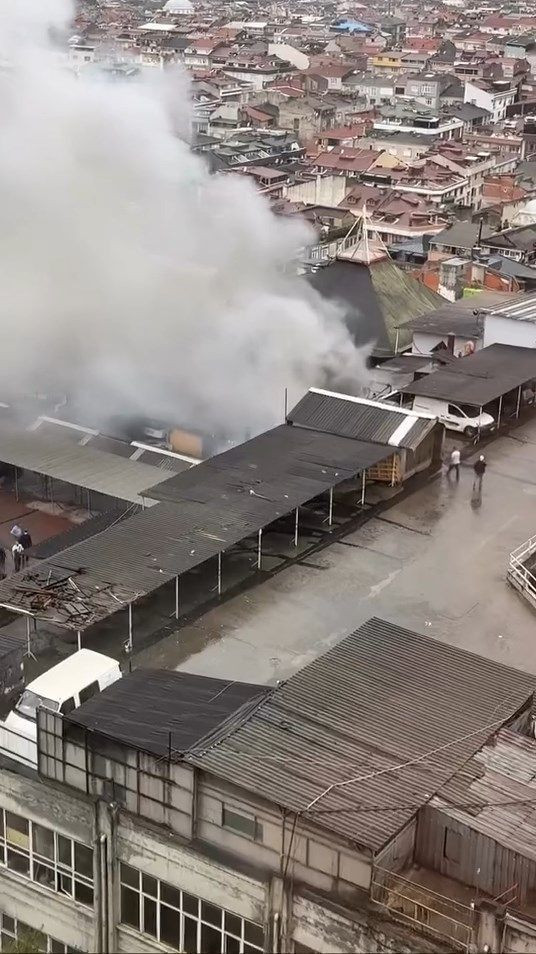 Alevler en üst katı sardı: Bayrampaşa Sanayi Sitesi'nde yangın - Resim: 8