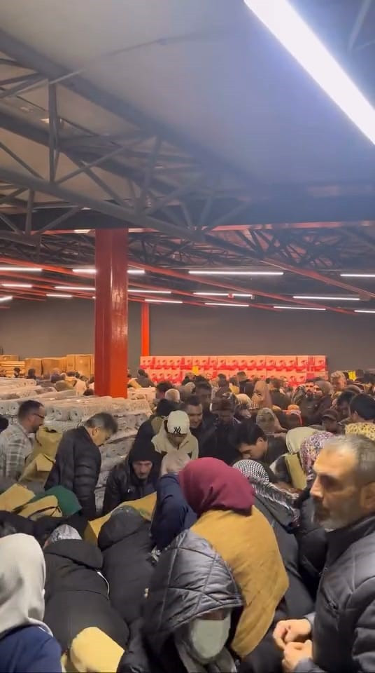 A&ccedil;ılışa &ouml;zel 100 liralık izdiham: Mağaza savaş alanına d&ouml;nd&uuml; - Resim : 1