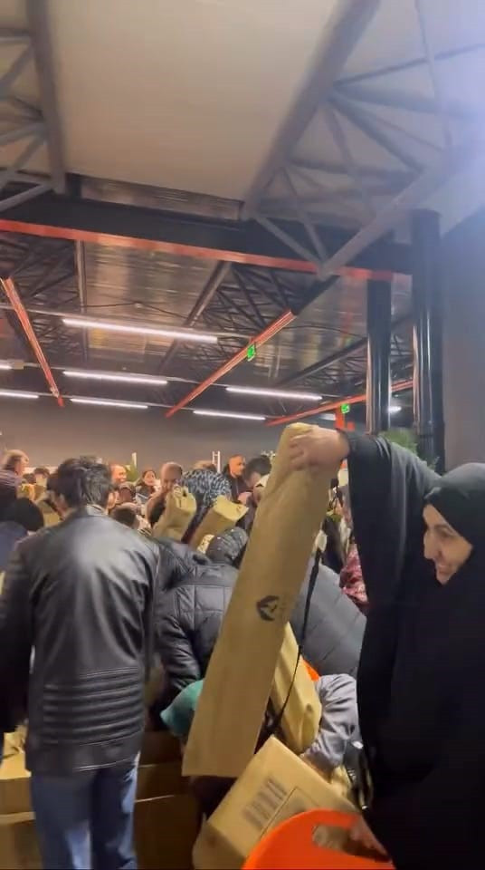 A&ccedil;ılışa &ouml;zel 100 liralık izdiham: Mağaza savaş alanına d&ouml;nd&uuml; - Resim : 2