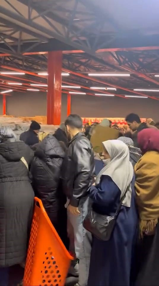 A&ccedil;ılışa &ouml;zel 100 liralık izdiham: Mağaza savaş alanına d&ouml;nd&uuml; - Resim : 4