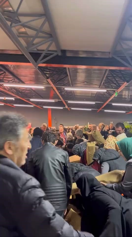 A&ccedil;ılışa &ouml;zel 100 liralık izdiham: Mağaza savaş alanına d&ouml;nd&uuml; - Resim : 3