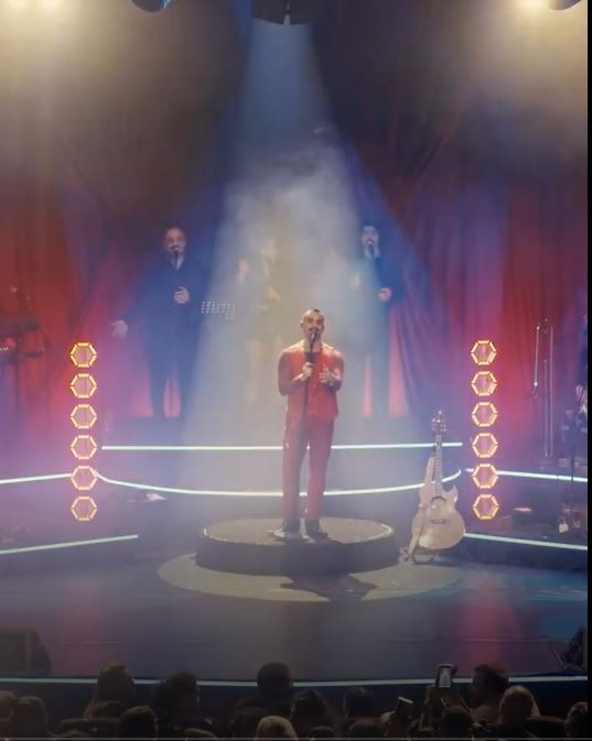 Gökhan Türkmen konserinde tarihi gece: ‘Aşk’ı söyledi, 7 çift aynı anda diz çöktü - Resim : 1