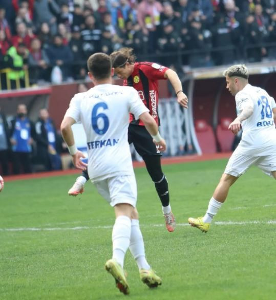 Türkiye'de şampiyonluk maçı öncesi saha karıştı: Maç sonucuna herkes şaştı kaldı - Resim: 7