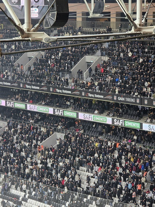 Beşiktaş taraftarından "Yönetim istifa" tepkisi - Resim : 2