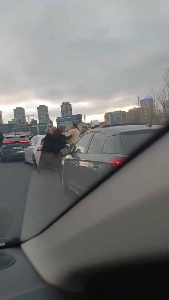 Durdurulamayan &ouml;fke: &Uuml;mraniye&rsquo;de yol verme kavgası - Resim : 1