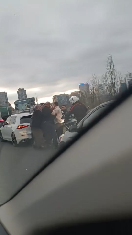 Durdurulamayan &ouml;fke: &Uuml;mraniye&rsquo;de yol verme kavgası - Resim : 2