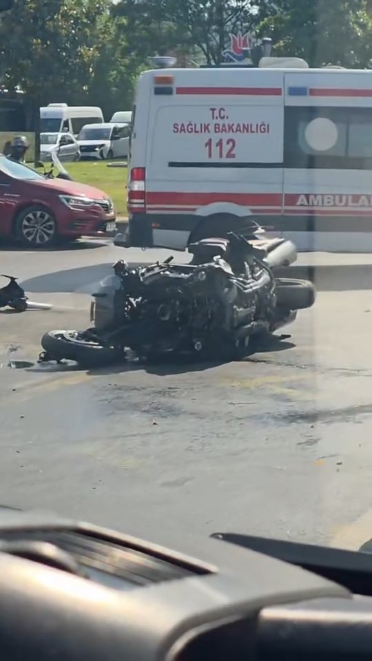 Hayat kurtarmaya gidiyorlardı: Ambulans ve motosiklet çarpıştı: 3 sağlık personeli 4 yaralı - Resim : 2