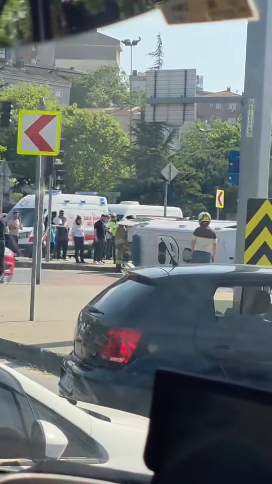Hayat kurtarmaya gidiyorlardı: Ambulans ve motosiklet çarpıştı: 3 sağlık personeli 4 yaralı - Resim : 3
