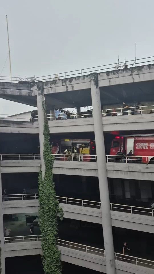 Alevler en üst katı sardı: Bayrampaşa Sanayi Sitesi'nde yangın - Resim: 6