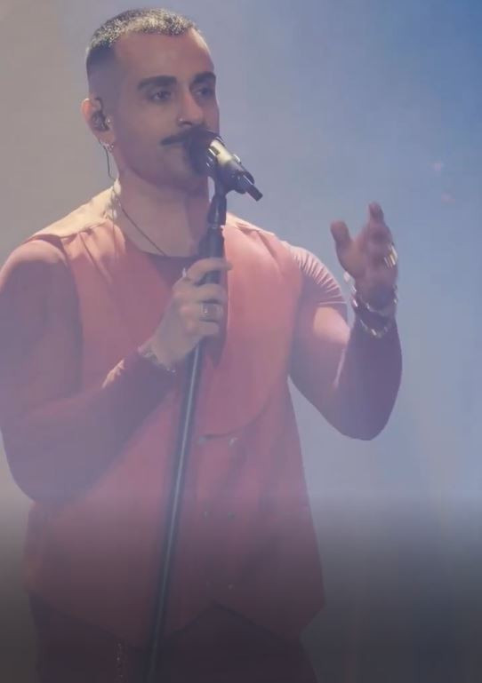 Gökhan Türkmen konserinde tarihi gece: ‘Aşk’ı söyledi, 7 çift aynı anda diz çöktü - Resim : 3