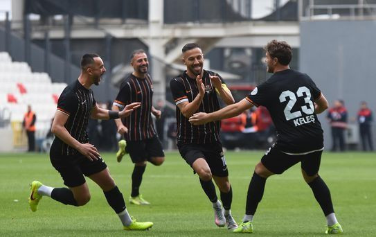 Türkiye'de arka arkaya 2 tane futbol takımı satın aldı: İş adamından dev hamle - Resim: 5