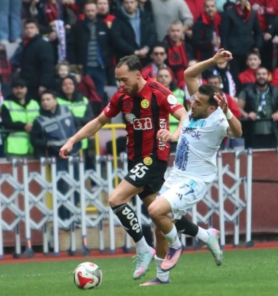 Türkiye'de şampiyonluk maçı öncesi saha karıştı: Maç sonucuna herkes şaştı kaldı - Resim: 8