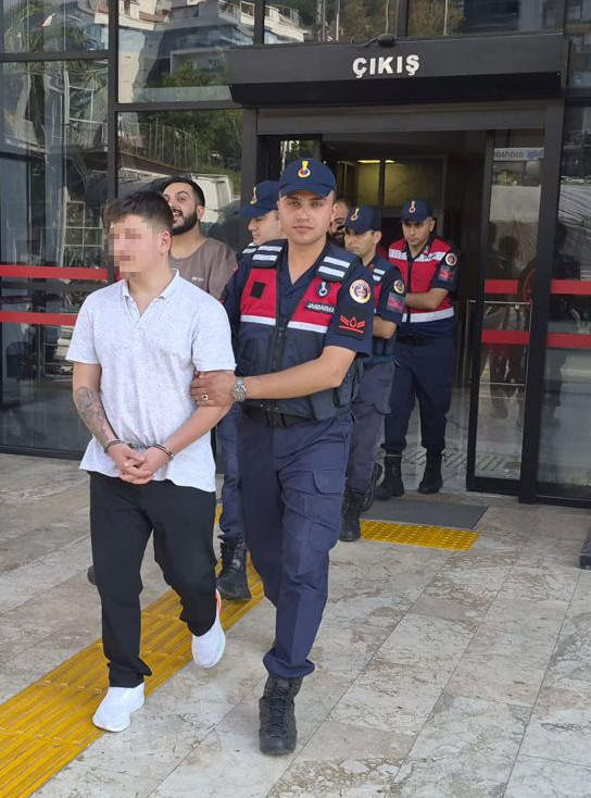 Turizm kentinde korku dolu anlar: Gaspçıların hedefinde yaşlı adam vardı - Resim : 2