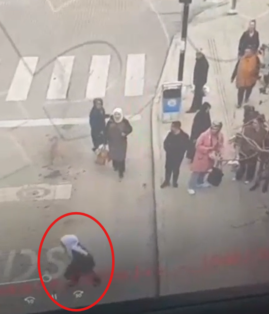 Dilencilik bahanesiyle dehşet sa&ccedil;tı: G&ouml;r&uuml;nt&uuml;ler nefes kesti: Kırıkkale'de akılalmaz gasp - Resim : 3