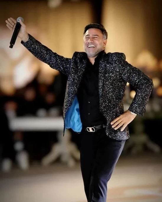 İzmir’den İstanbul’a aşk gezisi: 9 çocuk babası İzzet Yıldızhan eşi Ajda ile Galataport İstanbul’da yürüyüşte yakalandı - Resim: 1