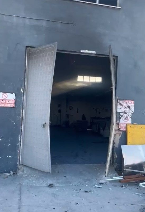 Kütahya’da fabrikada eritme kazanı patladı: Ortalık savaş alanına döndü: 3 yaralı - Resim : 1