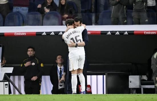 Türkiye maçı öncesi Romanya'yı Arda Güler korkusu sardı: Manşetlere taşıdılar - Resim: 6