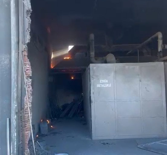Kütahya’da fabrikada eritme kazanı patladı: Ortalık savaş alanına döndü: 3 yaralı - Resim : 3