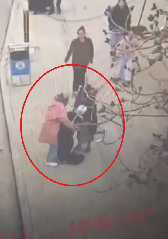 Dilencilik bahanesiyle dehşet sa&ccedil;tı: G&ouml;r&uuml;nt&uuml;ler nefes kesti: Kırıkkale'de akılalmaz gasp - Resim : 2