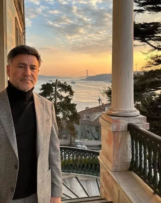 İzmir’den İstanbul’a aşk gezisi: 9 çocuk babası İzzet Yıldızhan eşi Ajda ile Galataport İstanbul’da yürüyüşte yakalandı - Resim: 12