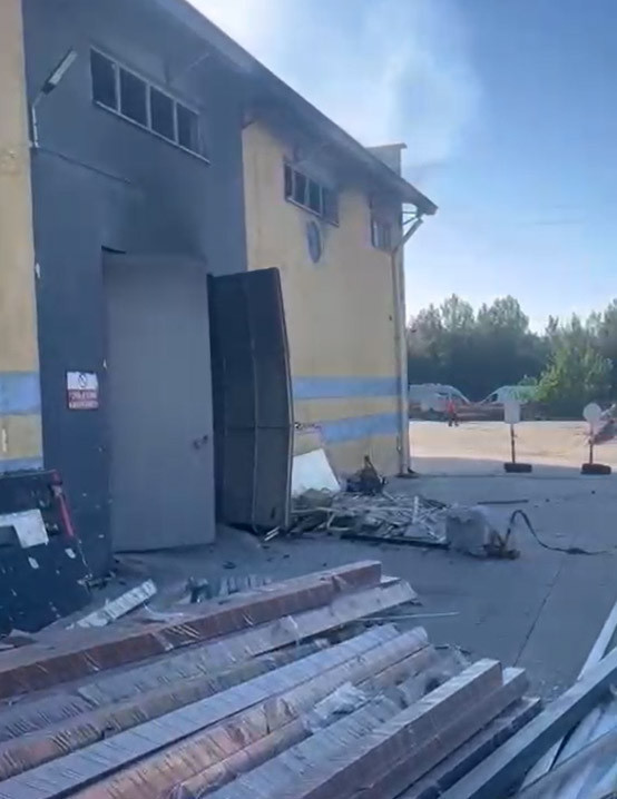 Kütahya’da fabrikada eritme kazanı patladı: Ortalık savaş alanına döndü: 3 yaralı - Resim : 2