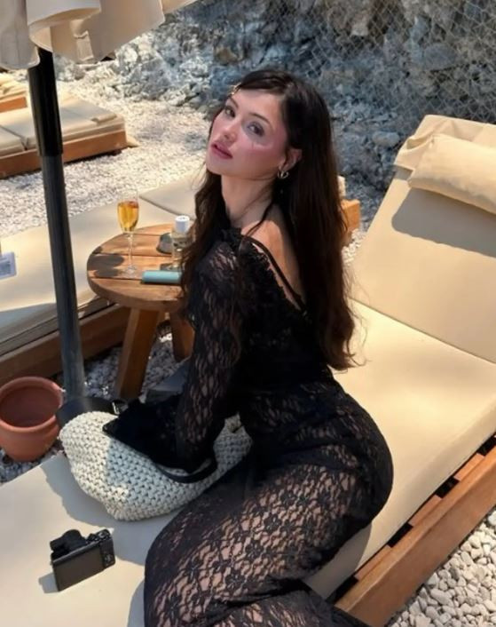 Çirkin'in yıldızı Derya Pınar Ak’ın tatil pozlarına beğeni yağdı - Resim : 2
