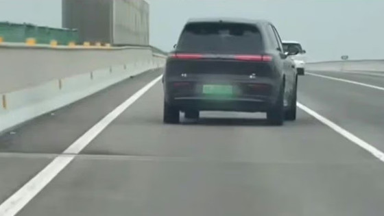 Çin’de otoyolda yaklaşık 100 km/s hızla çapraz seyreden Voyah SUV’un görüntüleri paylaşıldı