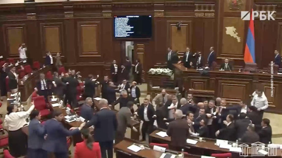 Ermenistan parlamentosunda milletvekilleri birbirine girdi