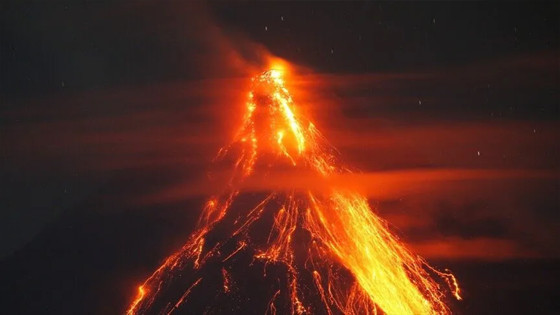 Filipinler'deki Mayon Yanardağı’nda patlama yaşandı