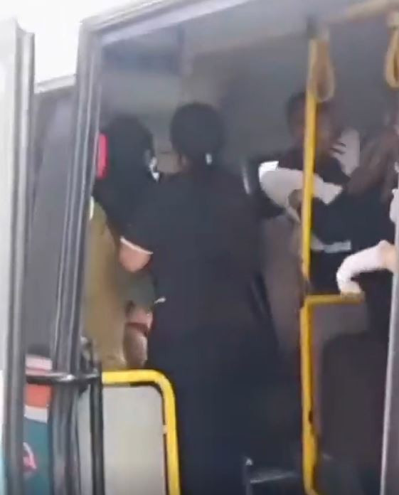 Minib&uuml;s yolculuğu doğumla bitti: G&ouml;bek Bağı koltukların arasında kesildi - Resim : 4