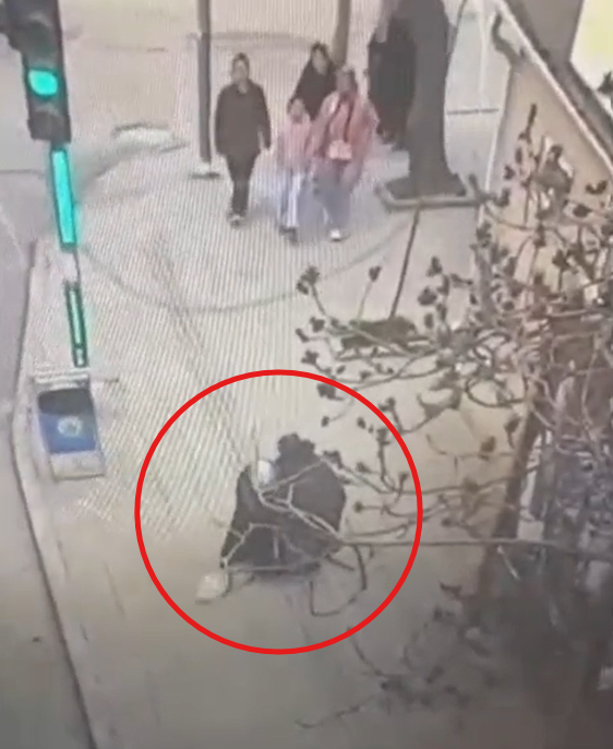 Dilencilik bahanesiyle dehşet sa&ccedil;tı: G&ouml;r&uuml;nt&uuml;ler nefes kesti: Kırıkkale'de akılalmaz gasp - Resim : 1