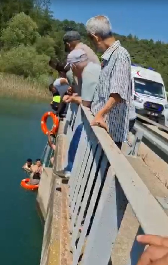 Genç kadın azgın suların içinden kurtarıldı: Köprüden yürürken düştü - Resim : 1
