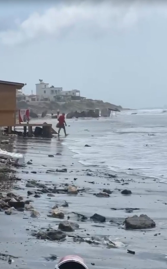 Yasağa rağmen yüzmeye devam ettiler… Önce sağanak sonra hortum çıktı - Resim : 3