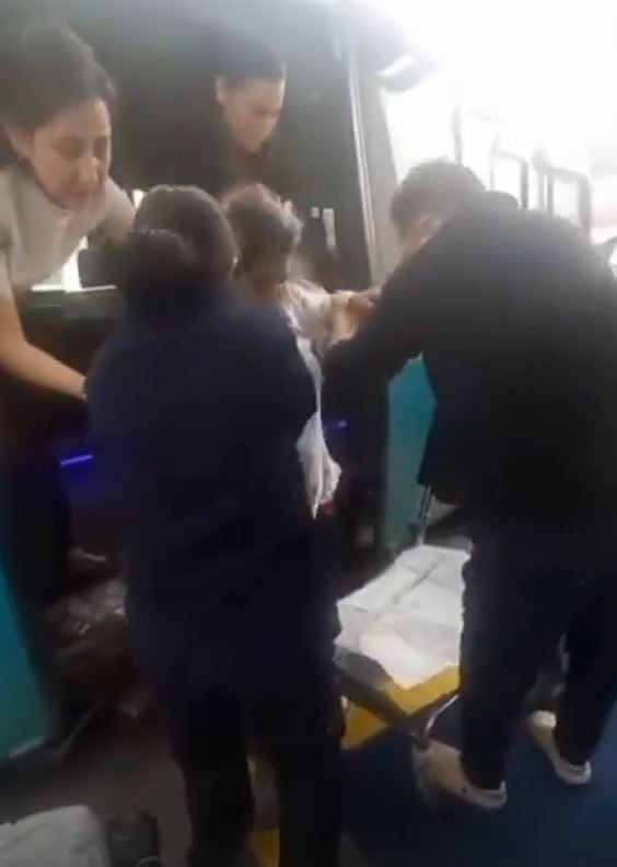 Minib&uuml;s yolculuğu doğumla bitti: G&ouml;bek Bağı koltukların arasında kesildi - Resim : 3