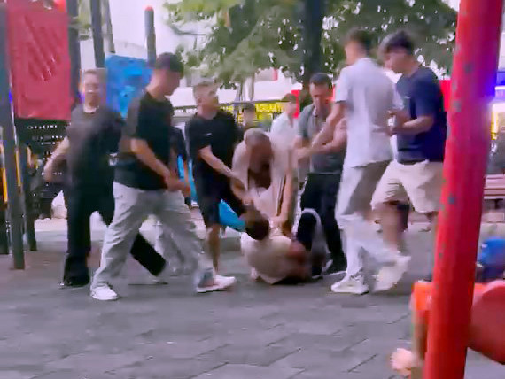 Çocukların çığlıkları parkı sardı: Yetişkinler tekmeli yumruklu kavgası karakolda bitti - Resim : 1