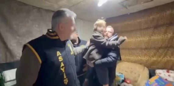 7 yıl esir hayatı yaşatıldı: 8 yaşındaki çocuk kendi adını bile bilmiyormuş - Resim : 1