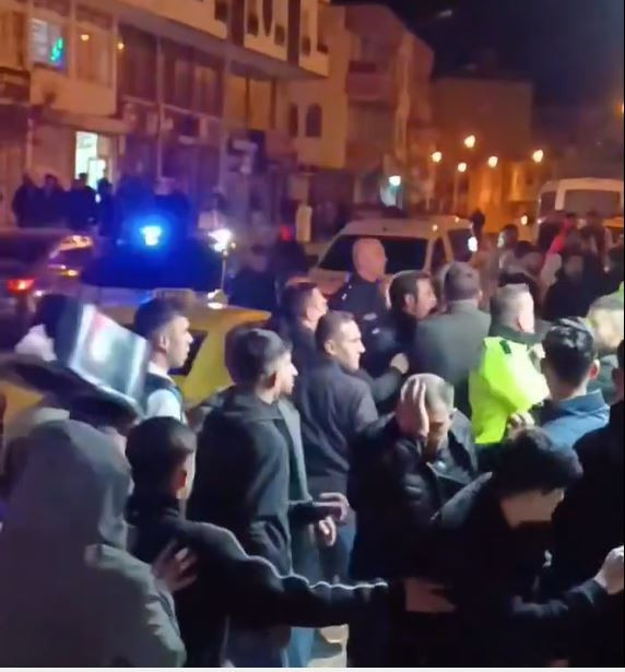 Mardin’de iftar sonra meydan savaşı: Tekme, kova ve fırça: 3 yaralı - Resim : 1