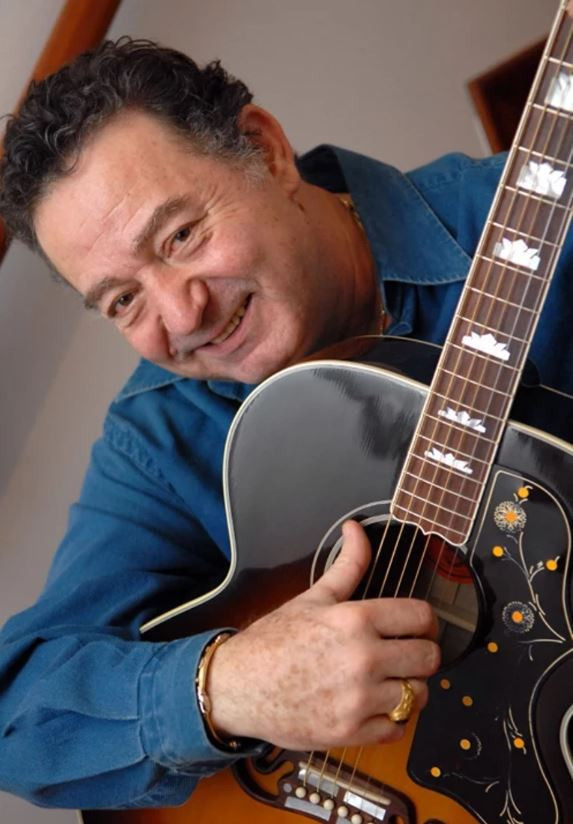 ‘Yemin Ettim’den ‘Odalarda Işıksızım’a: Kayahan’ın unutulmaz mirası - Resim : 13