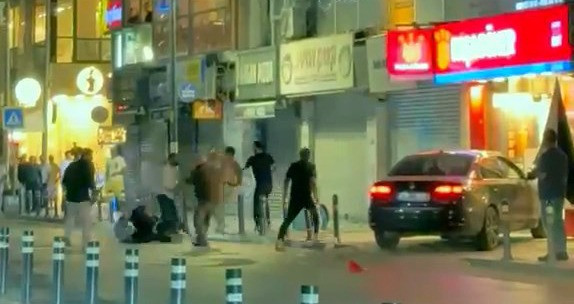 Tekme, yumruk ve sandalye: Kavga böyle bitti - Resim : 1