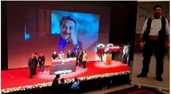 Kadir İnanır’ın mezarı çiçeklerle doldu: Sevenleri akın etti - Resim: 4