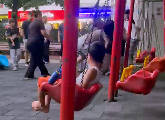 Çocukların çığlıkları parkı sardı: Yetişkinler tekmeli yumruklu kavgası karakolda bitti - Resim : 2
