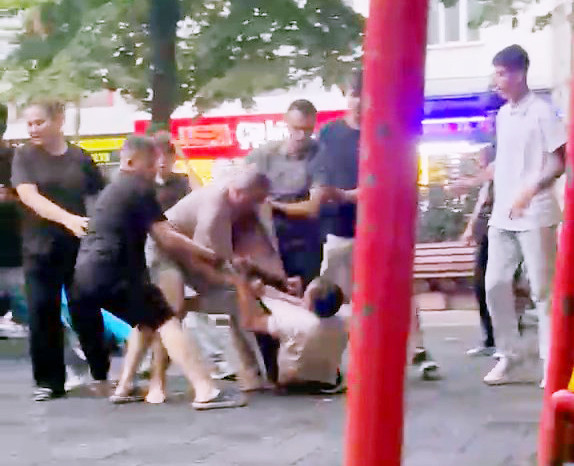 Çocukların çığlıkları parkı sardı: Yetişkinler tekmeli yumruklu kavgası karakolda bitti - Resim : 4