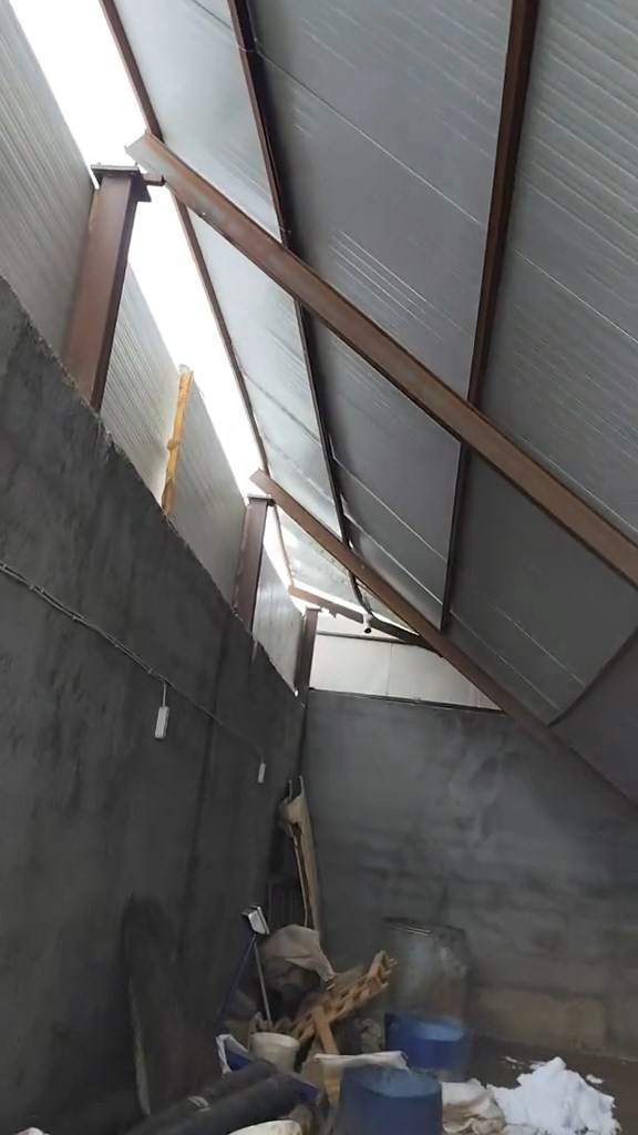 Kar &ccedil;atıyı &ccedil;&ouml;kertti: İnekler enkaz altında kaldı - Resim : 1