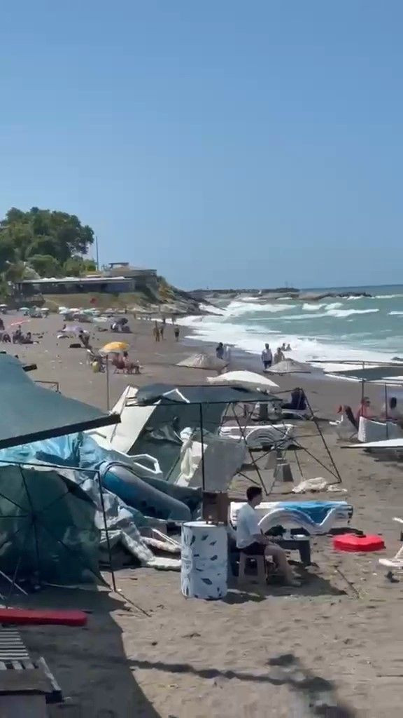 Dev dalgalar 3 kişiyi yutuyordu: Uyarılara aldırış etmediler - Resim: 8