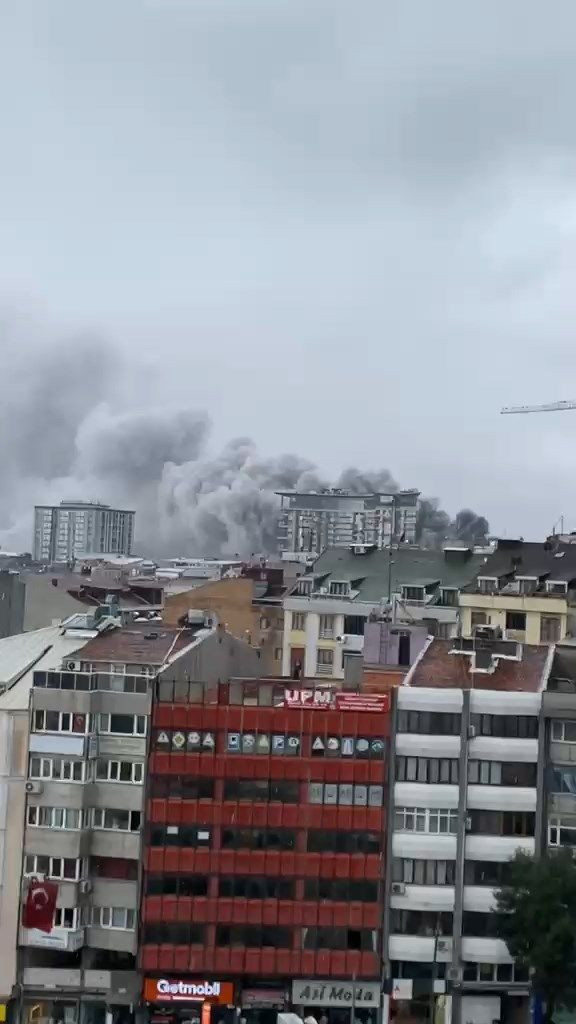 Alevler en üst katı sardı: Bayrampaşa Sanayi Sitesi'nde yangın - Resim: 4