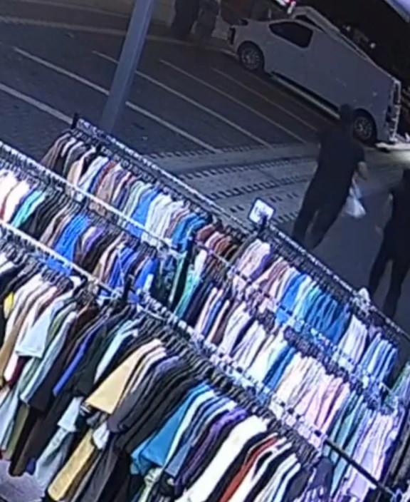 Mağaza önünde pişkin hırsızlık: Beğendiler, seçtiler ve çalıp kaçtılar - Resim : 3