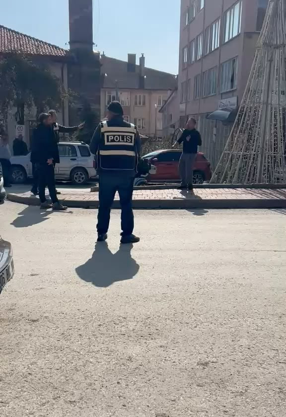 Bolu’da eli bıçaklı şahıs polisi harekete geçirdi - Resim : 1