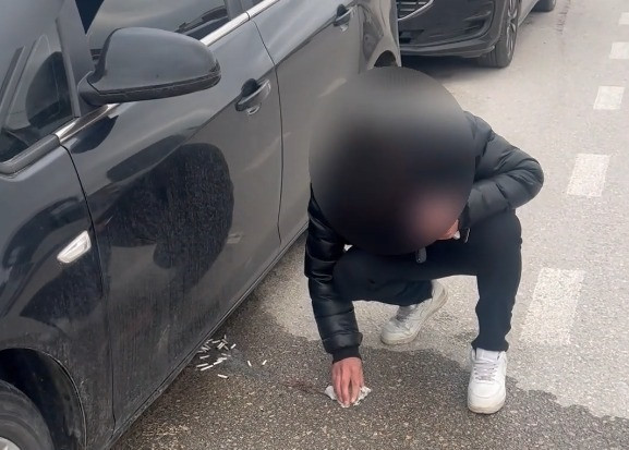 Yere attığı izmaritleri tek tek topladı: Zabıtada affetmedi - Resim : 1