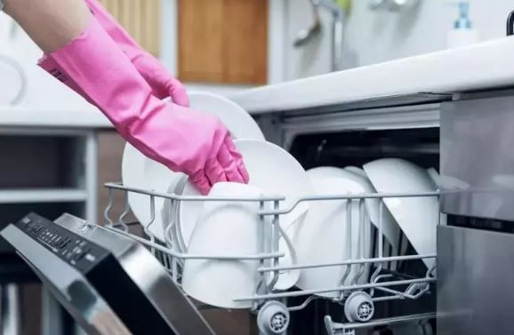 Bulaşık makinesine bulaşıkları koyarken herkes bu hatayı yapıyor: Siz yapmayın - Resim: 1