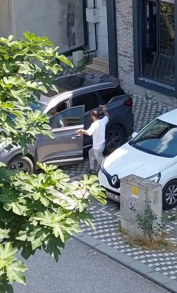 Sakarya'da park yeri kavgasında sınırlar zorlandı: Gözü dönmüş adam böyle saldırdı - Resim : 2